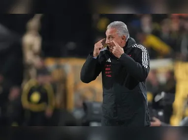 Em alta no clube pelo ano vitorioso, Filipe Luís comentou sobre renovação e manifestou interesse em continuar