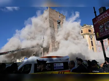 Durante a operação de resgate realizada pelos bombeiros, outra parte da torre desabou, levantando uma nuvem de fumaça