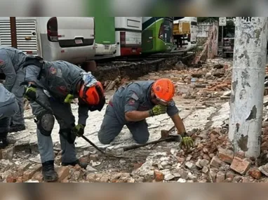 Corpo de Bombeiros em busca por vítima soterrada