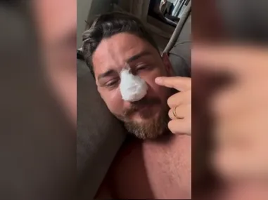 Em outra imagem divulgada nas redes sociais, o garoto aparece fazendo um gesto similar à saudação nazista "Heil Hitler"