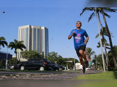 Atleta treina seis vezes na semana na orla de Vila Velha, local onde mora