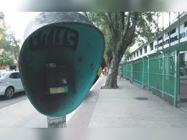 Adolescente precisou levar pontos na cabeça após passar por cirurgia