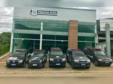 Com o impacto, o carro de passeio ficou parcialmente destruído e o condutor acabou preso às ferragens