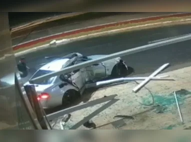 Imagem ilustrativa da imagem VÍDEO | Carro perde o controle e atinge poste e fachada de prédio em Guarapari