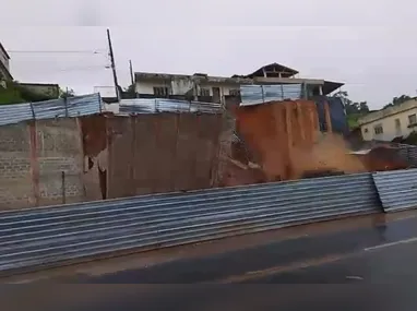 De acordo com informações da TV Tribuna/Band, o bebê teria sido abandonado no local com poucas horas de vida