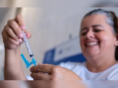 As primeiras 1,3 milhão de doses já fabricadas serão destinadas aos profissionais da Atenção Primária, que atuam nas Unidades Básicas de Saúde (UBSs) e em visitas domiciliares