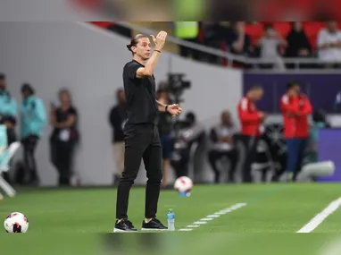 O astro do futebol argentino Lionel Messi caminha com um menino ao chegar ao Estádio Salt Lake, em Calcutá, na Índia, neste sábado, 13 de dezembro de 2025