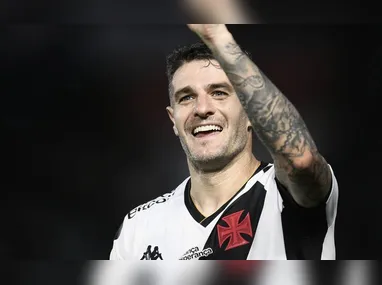 Saúl opera o calcanhar, fará recuperação na Espanha e não tem data para voltar ao Flamengo