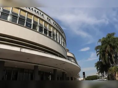 O suspeito teria batido na companheira, que está grávida, após ela receber uma ligação