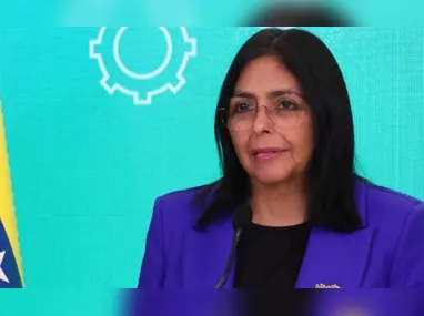 Movimentação no cais após explosões decorrentes de ataques no porto de La Guaira, na Venezuela, Os EUA atacaram o país com bombardeios em Caracas e capturaram Nicolás Maduro e sua esposa