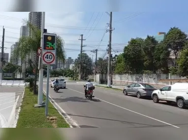 Fiscais da prefeitura durante a ação, realizada na Área de Proteção Ambiental Baía das Tartarugas, em Vitória