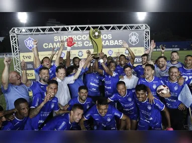 Jogadores do Vitória erguem a taça de Supercampeão Capixaba após o time  golear o Rio Branco por 5 a 1, em casa, na estreia do futebol na temporada. Clubes agora focam no Capixabão