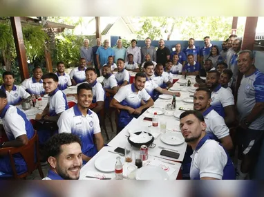 Jogadores de Rio Branco VN e Real Noroste disputam a bola pelo Capixabão