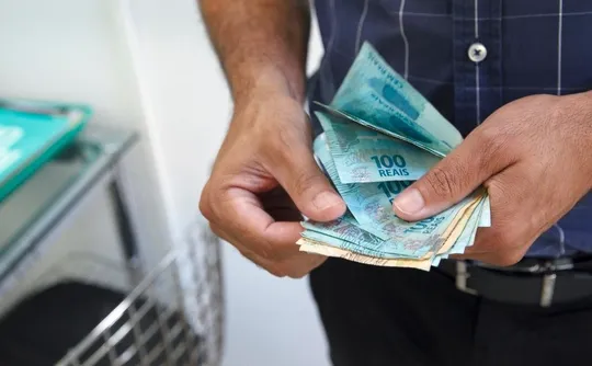 Imagem ilustrativa da imagem Governo Lula reduz para R$ 1.627 previsão de salário mínimo de 2026