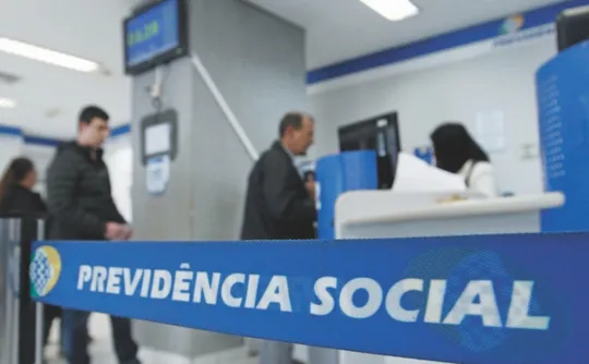 Imagem ilustrativa da imagem INSS interrompe pagamento de reajuste e faz descontos na aposentadoria de 14 mil