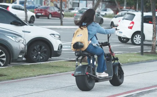 Imagem ilustrativa da imagem Multa de R$ 293,47 para moto elétrica sem placa no Espírito Santo