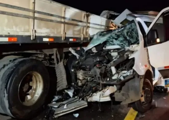 Imagem ilustrativa da imagem Acidente entre carreta e van com estudantes deixa um morto e 14 feridos no RS