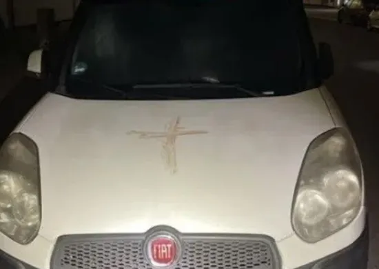Imagem ilustrativa da imagem Alemanha investiga suásticas pintadas com sangue humano em mais de 40 carros