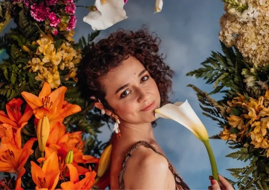 Imagem ilustrativa da imagem Aline Maria entre flores, espinhos e música em álbum