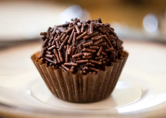 Imagem ilustrativa da imagem Alunos são investigados por planejar dar brigadeiros envenenados a professoras