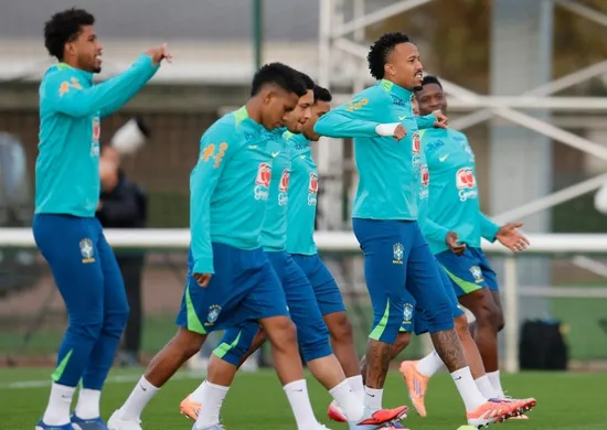 Imagem ilustrativa da imagem Ancelotti mantém base com 4-2-4 e testa Militão na lateral da seleção