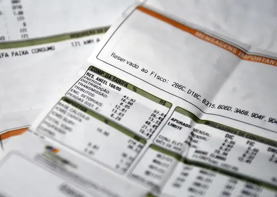 Imagem ilustrativa da imagem Aneel mantém bandeira vermelha 1 na conta de luz em novembro