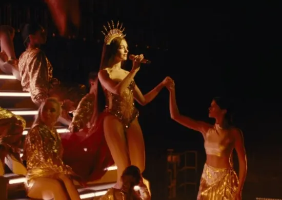 Imagem ilustrativa da imagem Anne Hathaway aparece como diva pop em trailer de novo filme