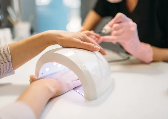 Imagem ilustrativa da imagem Anvisa proíbe substâncias usadas em esmalte de gel