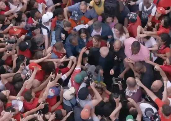 Imagem ilustrativa da imagem 'Apocalipse nos Trópicos', de Petra Costa, disputa Bafta de melhor documentário