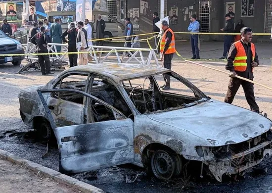 Imagem ilustrativa da imagem Ataque suicida em frente a tribunal deixa ao menos 12 mortos no Paquistão