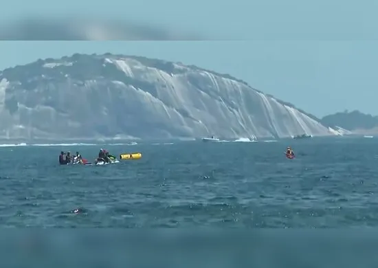 Imagem ilustrativa da imagem Avião de propaganda cai no mar da praia de Copacabana