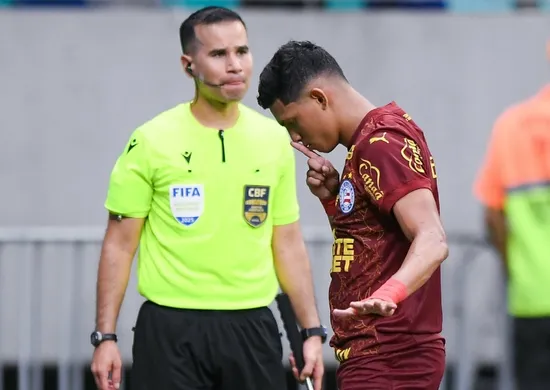 Imagem ilustrativa da imagem Bahia bate Vasco em jogo polêmico e complica rival no Brasileirão