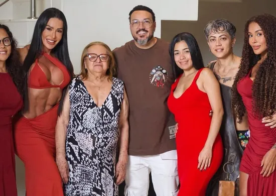 Imagem ilustrativa da imagem Belo e Gracyanne Barbosa passam Natal juntos em família