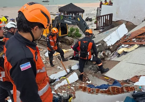 Imagem ilustrativa da imagem Bombeiros concluem trabalho em escombros de casa que desabou em Rio Bananal