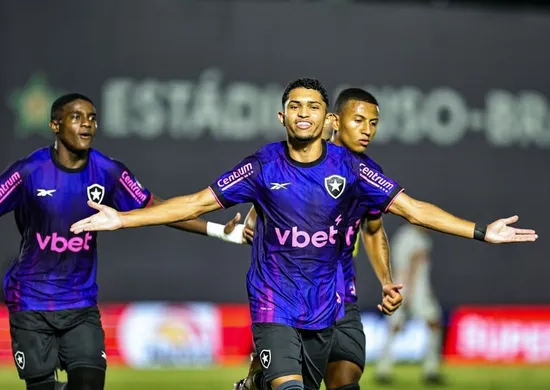 Imagem ilustrativa da imagem Botafogo usa reservas e bate Portuguesa em jogo com dez cartões no Carioca