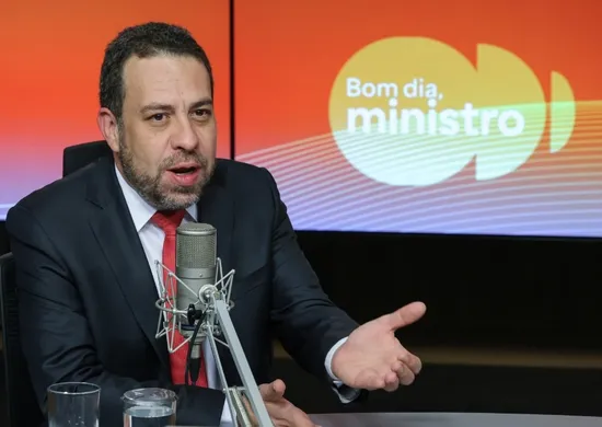 Imagem ilustrativa da imagem Boulos diz que governo Lula quer aprovar mudança em escala 6x1 no primeiro semestre