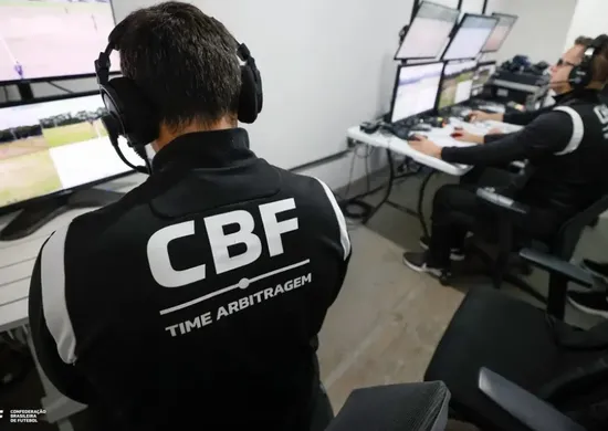 Imagem ilustrativa da imagem Brasileirão tenta fugir do caos na arbitragem com novas medidas da CBF