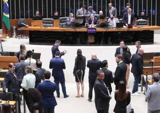 Imagem ilustrativa da imagem Câmara vota corte de incentivos fiscais; governo tenta aumentar impostos sobre bets