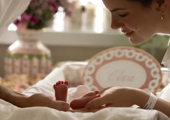 Imagem ilustrativa da imagem Camila Queiroz e Klebber Toledo anunciam nascimento da primeira filha do casal