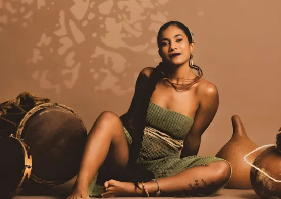 Imagem ilustrativa da imagem Cantora e compositora Poli celebra ancestralidade em show no Teatro do Parque