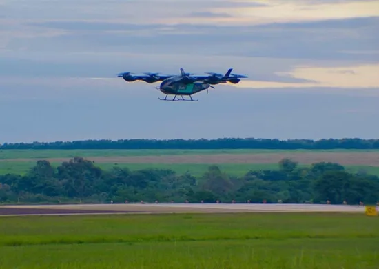 Imagem ilustrativa da imagem Carro voador da Embraer faz primeiro voo em SP