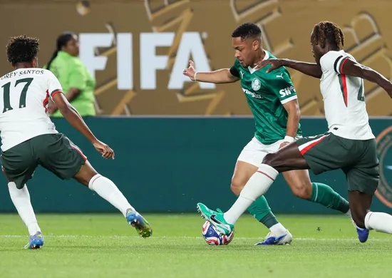 Imagem ilustrativa da imagem Chelsea 'trabalha seriamente' para contratar Vítor Roque, revela TV inglesa