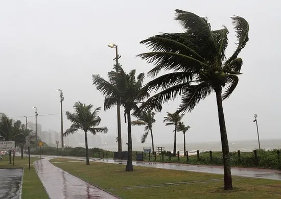 Imagem ilustrativa da imagem Ciclone extratropical deixa Sudeste em alerta para chuvas e ventos de até 115 km/h