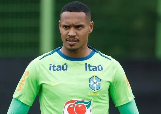 Imagem ilustrativa da imagem Com Hugo Souza lesionado, Ancelotti convoca o goleiro John, ex-Botafogo