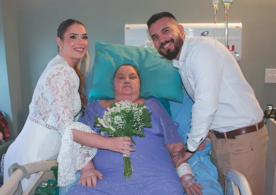 Imagem ilustrativa da imagem Com a mãe internada, noiva se casa dentro de hospital em Cariacica