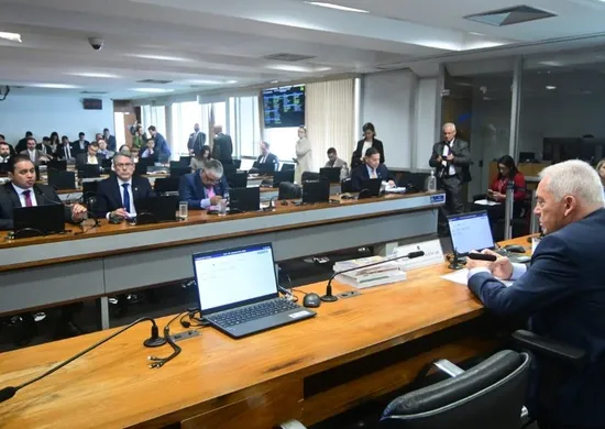 Imagem ilustrativa da imagem Comissão do Senado aprova fim da escala 6x1 em votação relâmpago