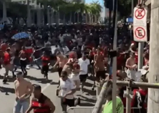 Imagem ilustrativa da imagem Confusão encerra festa do Flamengo no centro do Rio após desfile do tetra