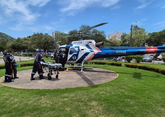 Imagem ilustrativa da imagem Criança de 2 anos é resgatada de helicóptero após se queimar com água quente no ES