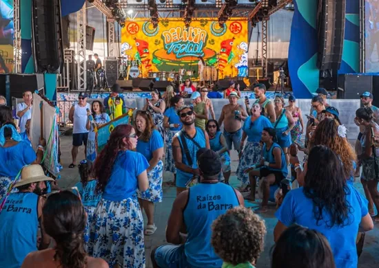 Imagem ilustrativa da imagem Delírio Tropical encerra a noite com Banda de Congo Raízes nesta terça-feira