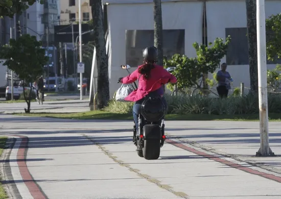 Imagem ilustrativa da imagem Doze condutores de moto elétrica multados este ano no ES
